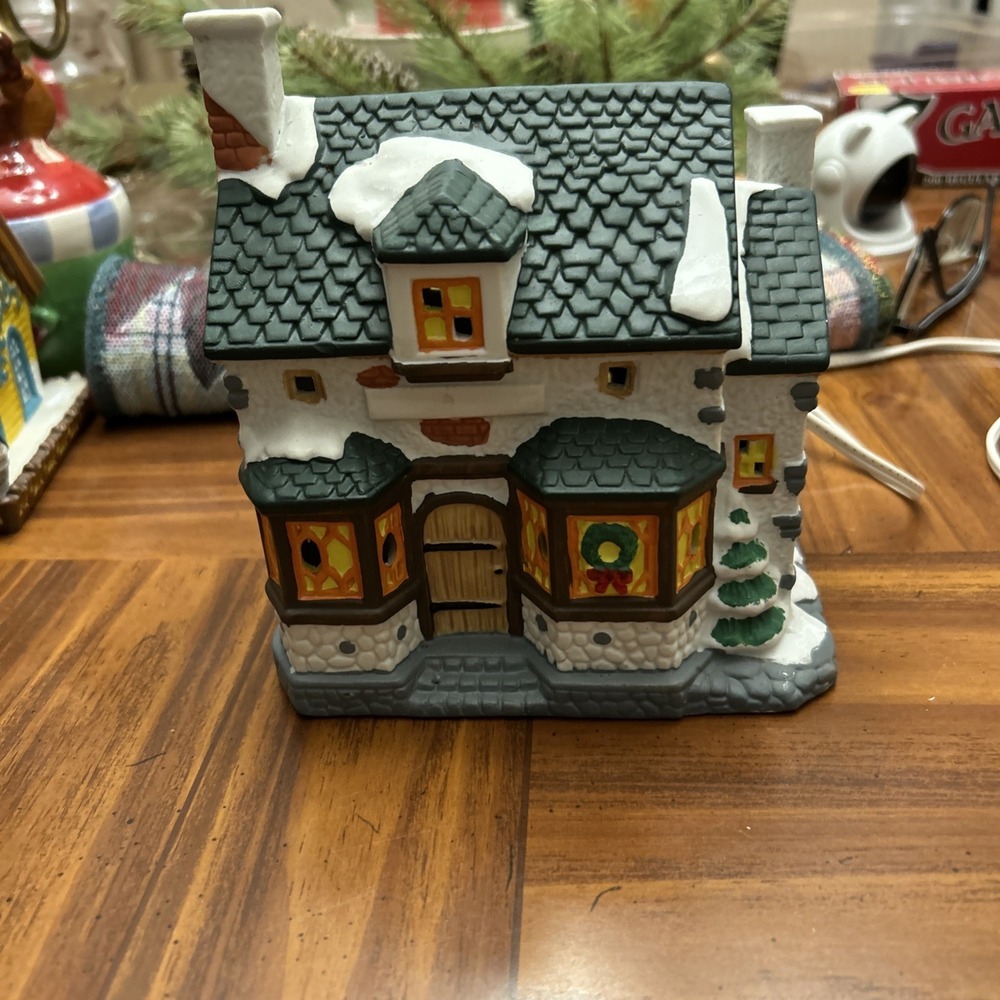 VINTAGE 1995 Dickensville Collectables - Porcelain Lighted House Wreath Window